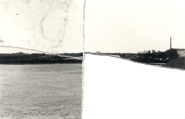 Plan d’eau et paysages. Image déchirée en partie reconstituée. Noir et blanc.