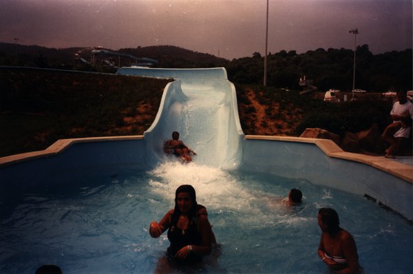 Toboggan à eau avec enfants.
