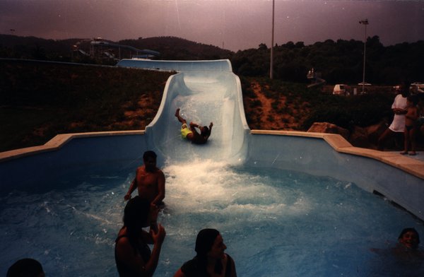 Toboggan à eau avec enfants.