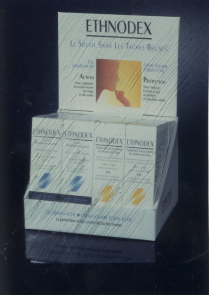 Boîtes d’Ethnodex dans un présentoir de pharmacie en carton.