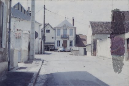 Rue et maisons. Noir et blanc ?