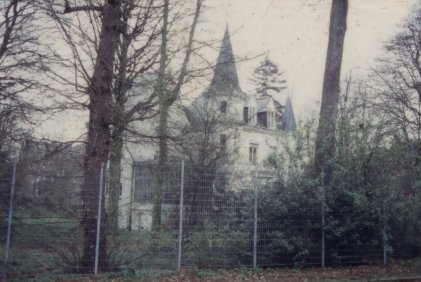Arbres et manoir. Noir et blanc.