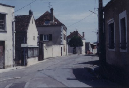 Rue de village et bâtisses.