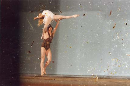 Danseur portant une ballerine.