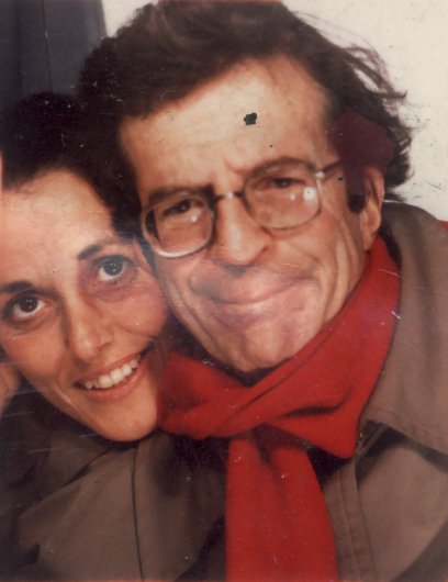 Visage d'un homme à lunettes et d’une femme joue contre joue.