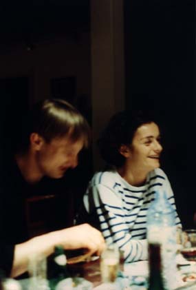 Hommes et femmes souriant autour d’un repas.