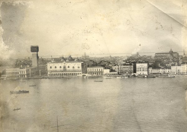 Venise et la lagune vues de l’île de la Judaïca. Noir et blanc.