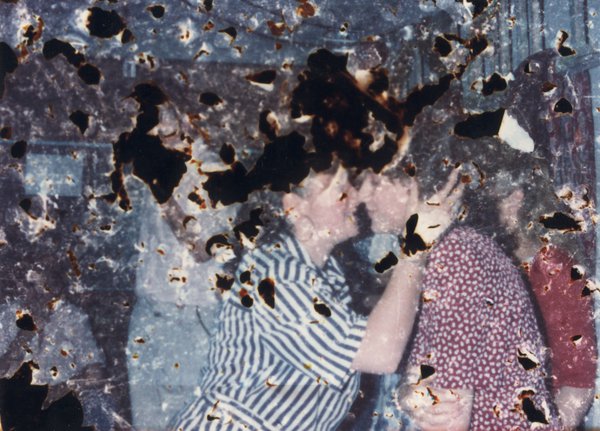 Deux femmes enlacées. Image très abîmée.