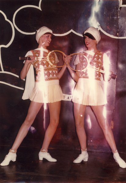 Deux danseuses de revue costumées en joueuses de tennis posent dans un décor.