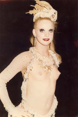 Buste de danseuse de revue seins nus.