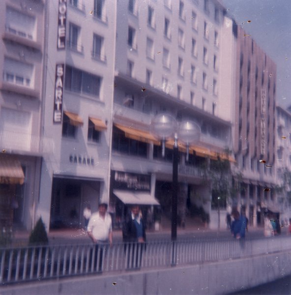 Façade de l’hôtel Bart et rue avec passants.