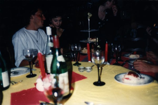 Table de fête avec pièce montée, bougies et verres à vin.ᴬᴵ