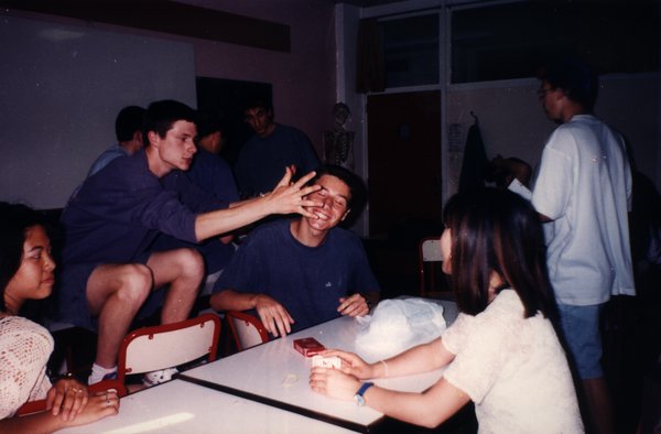 Adolescents dans une salle de classe avec un squelette anatomique en arrière-plan.ᴬᴵ