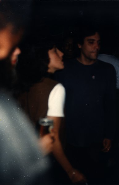 Photo floue d'un homme lors d'une soirée, faible luminosité.ᴬᴵ