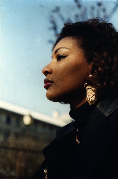 Portrait de profil d'une femme aux cheveux bouclés, ciel en arrière-plan.ᴬᴵ