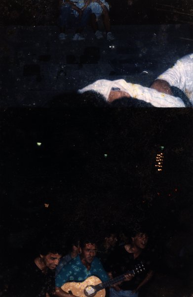 Hommes jouant de la guitare de nuit. Photo sous-exposée.ᴬᴵ