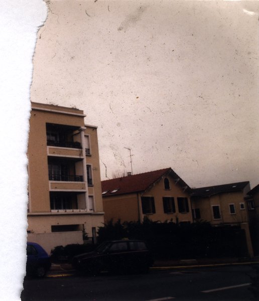Pavillons et façades d’immeuble. Image déchirée.