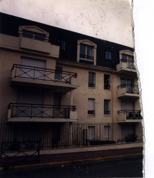 Façade avec balcons. Image déchirée.