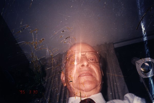 Homme avec des lunettes. Image avec rayures et surexposition.ᴬᴵ