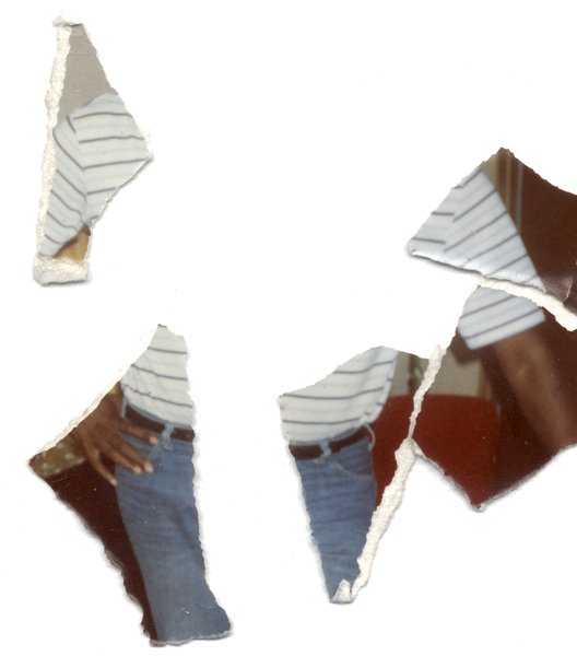 Homme debout en polo à rayure et jeans. Image déchirée en partie reconstituée.