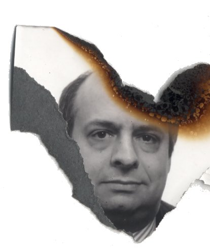 Visage d’homme brun, le crâne dégarni. Image avec brûlure. Noir et blanc.