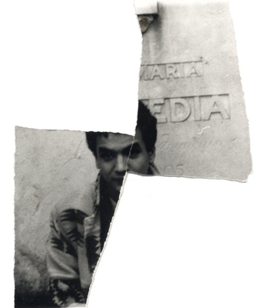 Homme brun posant devant une stèle en hommage à José Maria de Heredia. Image déchirée en partie reconstituée. Noir et blanc.