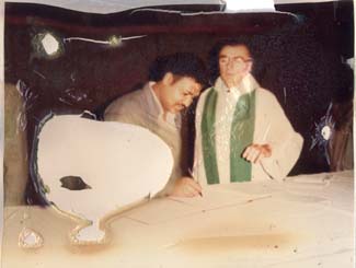 Prêtre et homme en train de signer un papier. Image très abîmée.