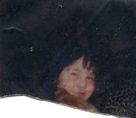 Visage d’enfant avec capuche. Fragment.