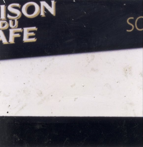 Fond noir et blanc avec inscriptions.