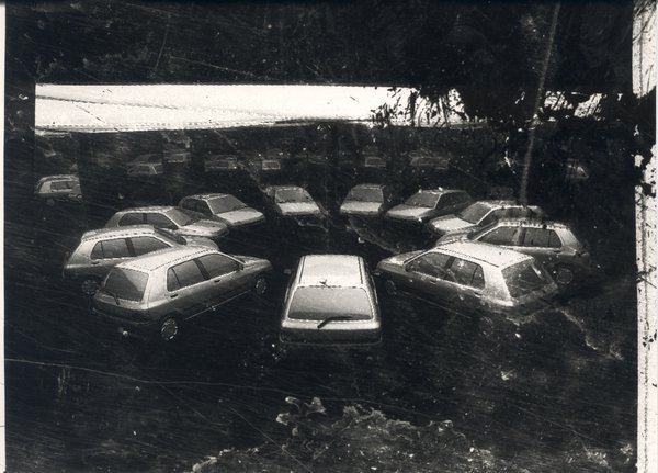 Voitures disposées en rosace. Image avec rayures. Noir et blanc.