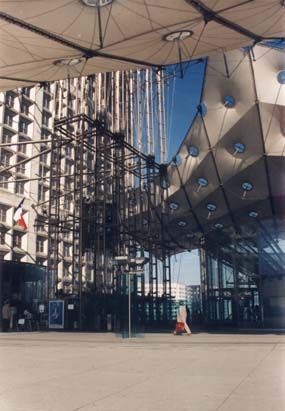 Aménagement de l’esplanade de la Défense avec toiles tendues.