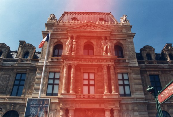 Palais du Louvre et bouche de métro.