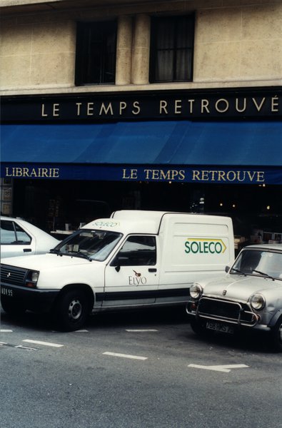 Devanture de la librairie : «  Le Temps retrouvé ».