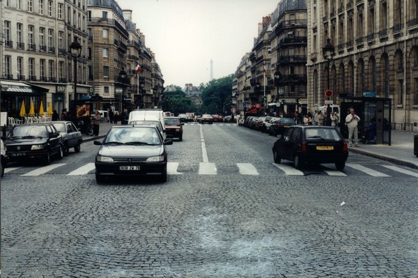 Rue parisienne avec voitures.