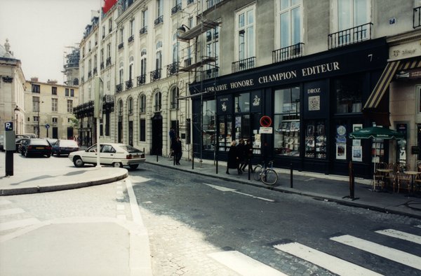 Devanture de l’éditeur et libraire Honoré Champion dans une rue parisienne.