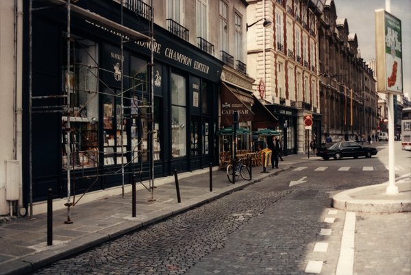 Devanture de l’éditeur et libraire Honoré Champion dans une rue parisienne.