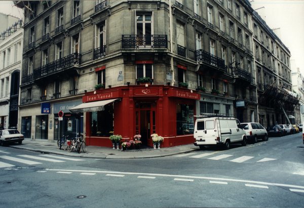 Fleuriste Jean Vassal au coin d’une rue parisienne.