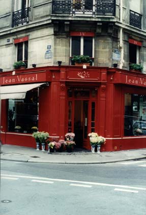 Devanture du fleuriste Jean Vassal au coin d’une rue parisienne.