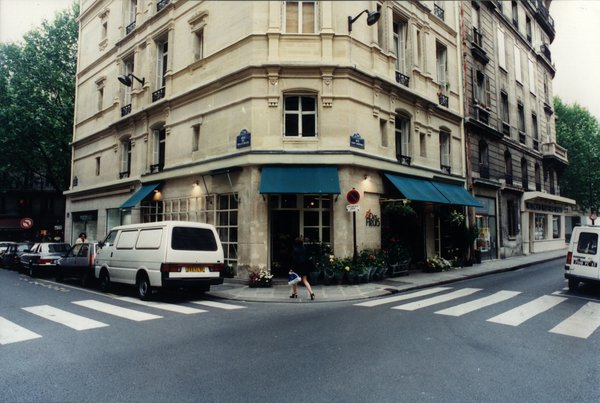 Devanture d’un fleuriste au coin d’une rue parisienne.