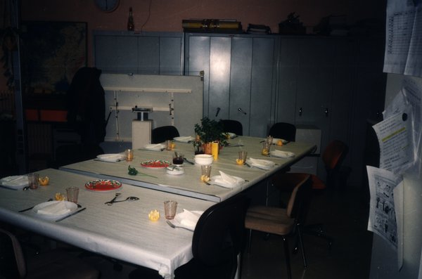 Salle de bureau aménagée pour un repas, sans convives.ᴬᴵ