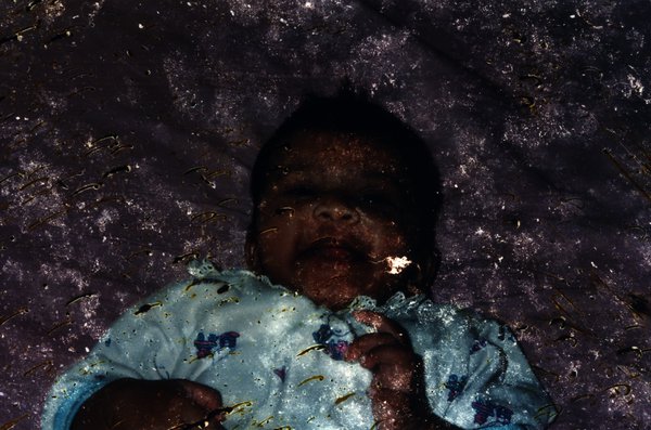 Bébé allongé. Image avec taches.ᴬᴵ