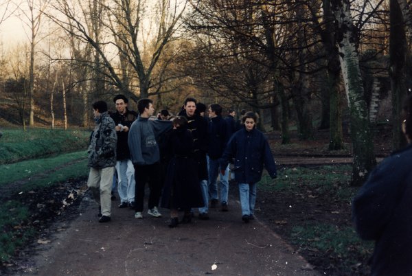 Groupe de personnes marchant dans un parc en hiver.ᴬᴵ