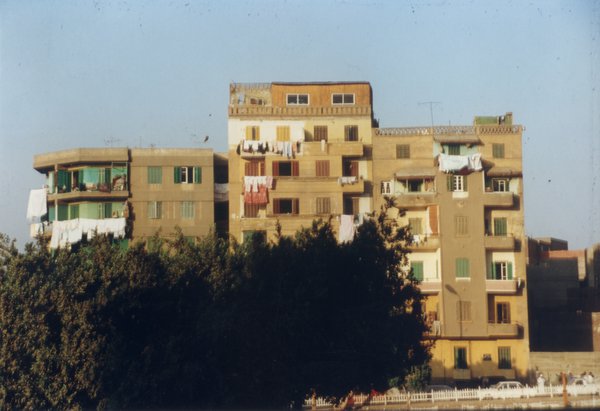 Immeubles avec linges séchant aux fenêtres.