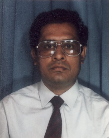 Visage d’homme à lunette avec une chemise et une cravate.