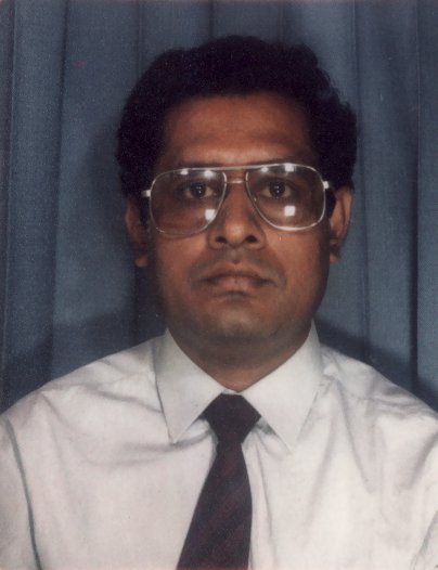 Visage d’homme à lunette avec une chemise et une cravate