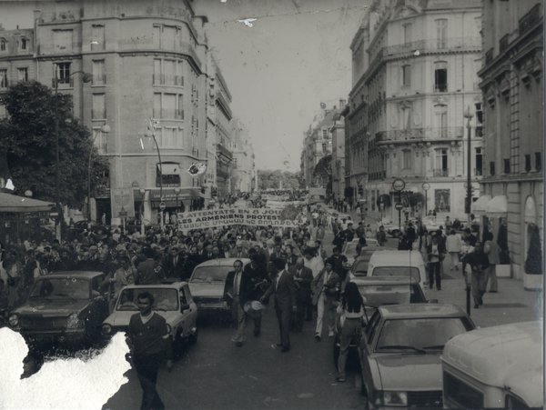 Foule avec manifestants dans la rue. Noir et blanc.