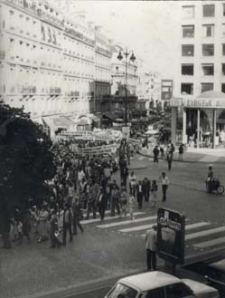 Foule avec manifestants dans la rue. Noir et blanc.