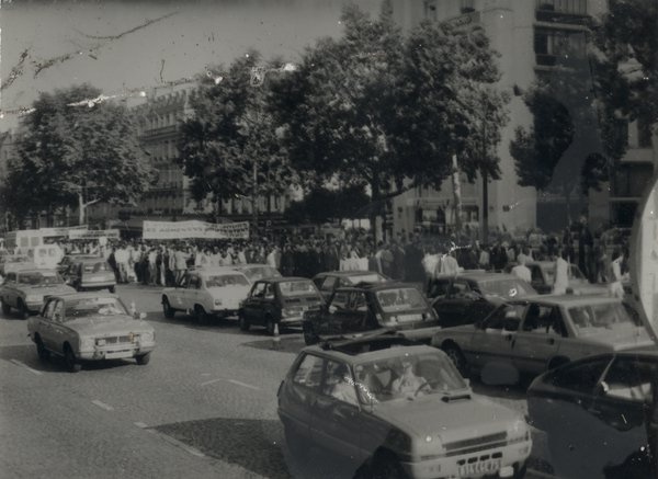 Chaussée avec voitures des années soixante. Noir et blanc.