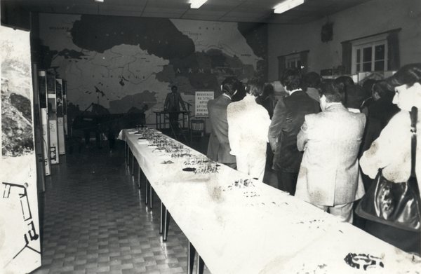 Longue table de banquet et hommes en complets.