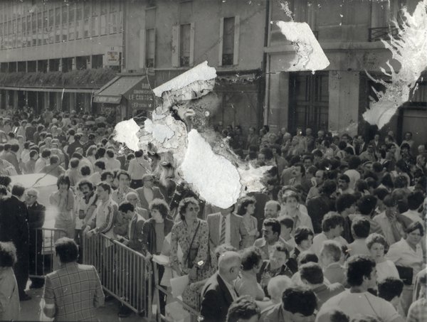 Foule dans la rue  derrière des barrières.